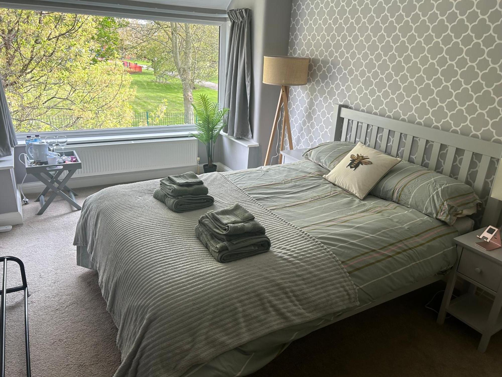Lovely, Large Double Bedroom With Park View In Home Hazel Grove Ngoại thất bức ảnh