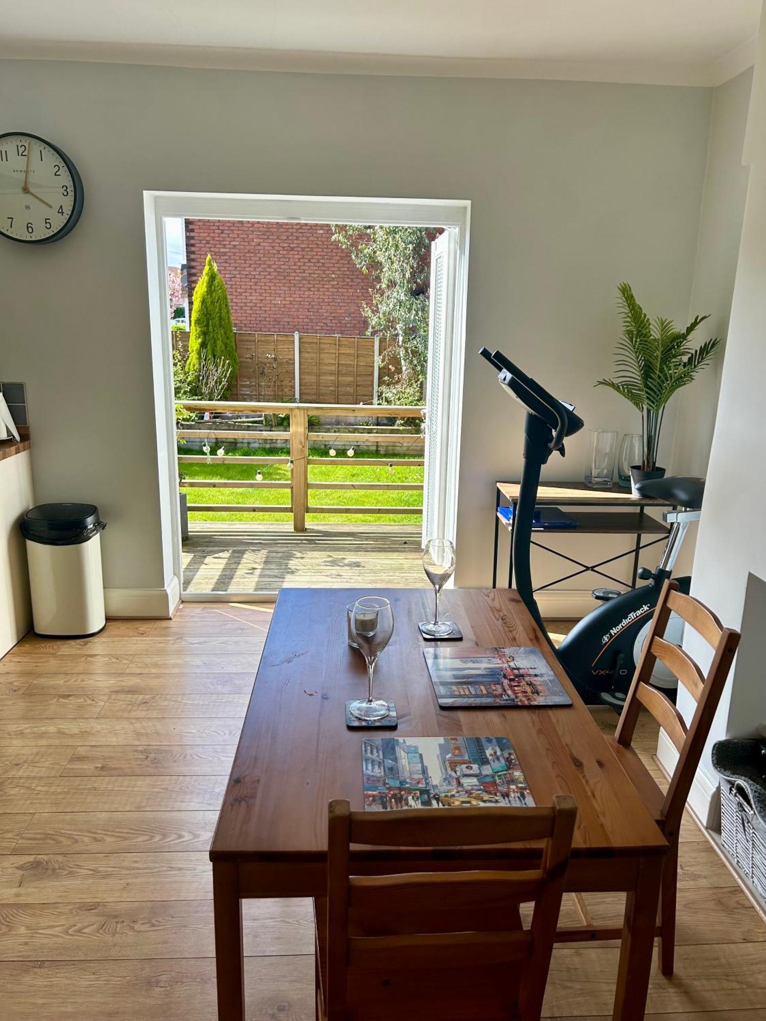 Lovely, Large Double Bedroom With Park View In Home Hazel Grove Ngoại thất bức ảnh