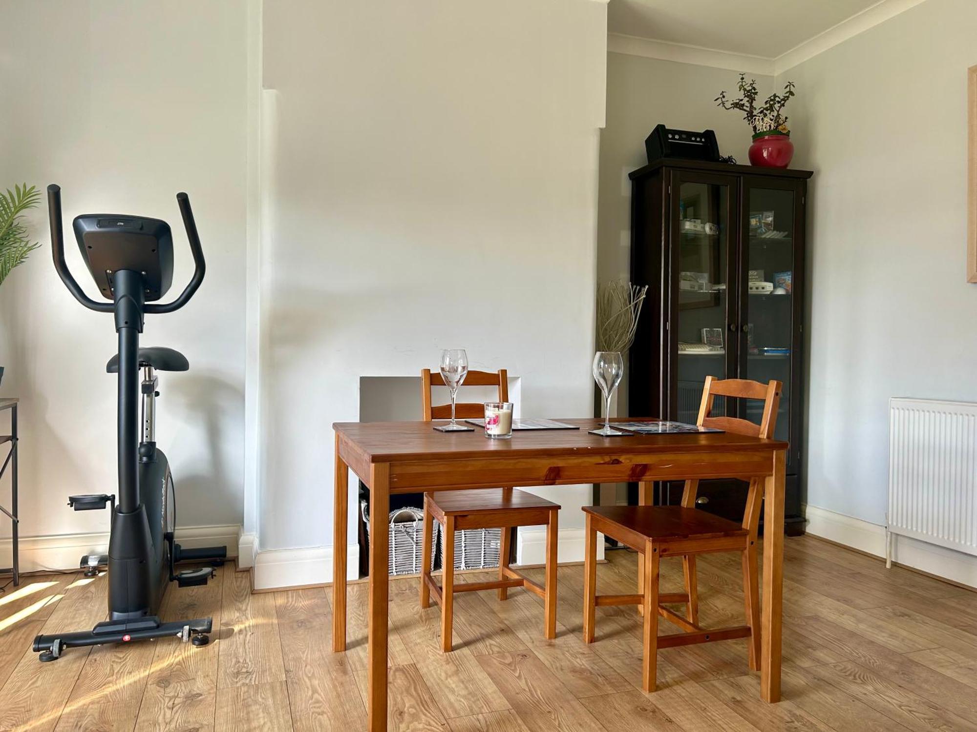 Lovely, Large Double Bedroom With Park View In Home Hazel Grove Ngoại thất bức ảnh